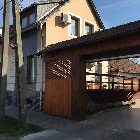 Abszolut Hotel Es Panzio Nyírbátor Exterior foto
