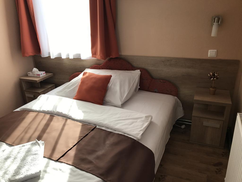 Abszolut Hotel Es Panzio Nyírbátor Exterior foto